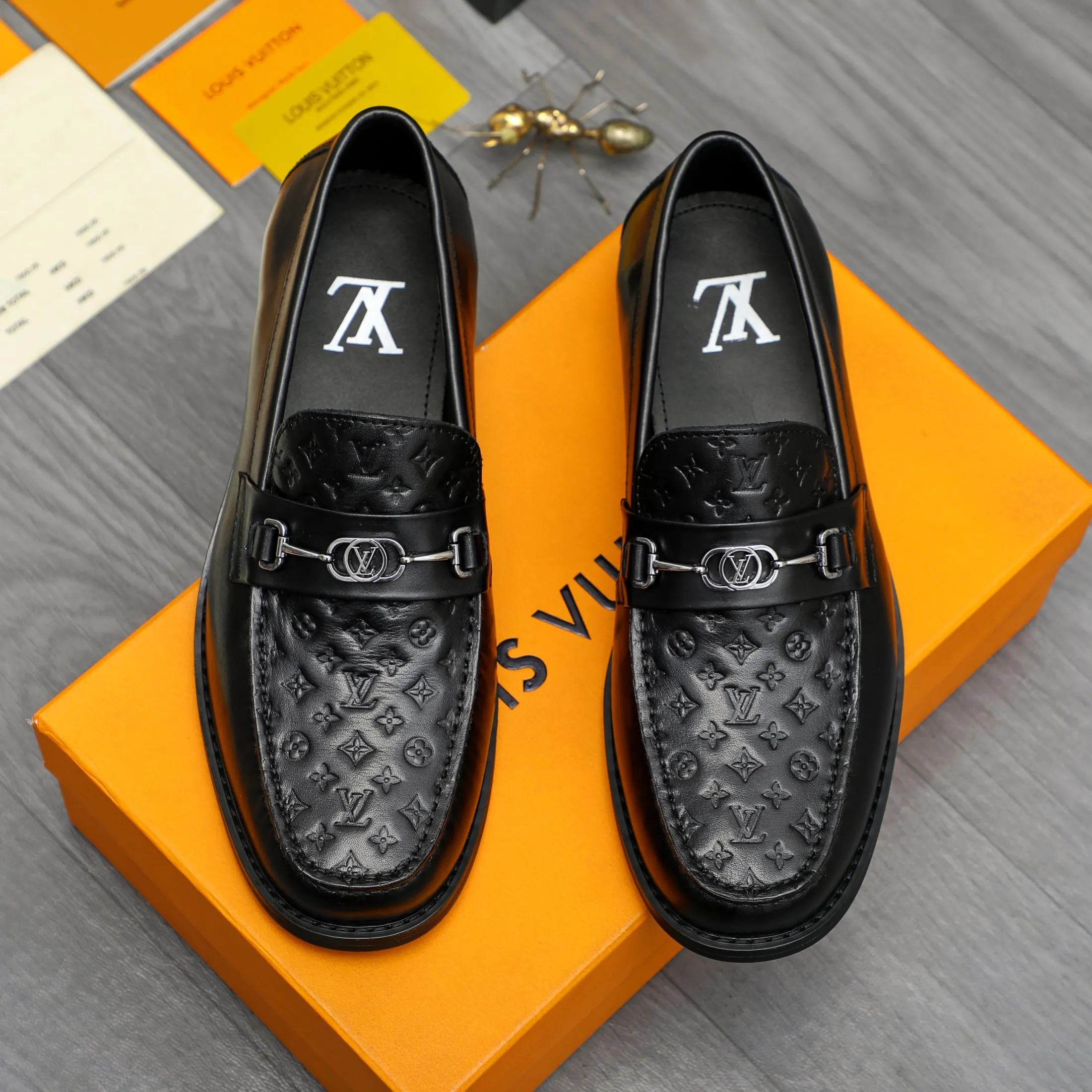 Men's shoes 💰p460 Product trademark: LV (Louis Vuitton) business slip-on leather shoes. Regular size: 38-45 (45 is custom-made and non-returnable) Product materials: Selected high-quality embossed cowhide upper, cowhide lining, original rubber outsole